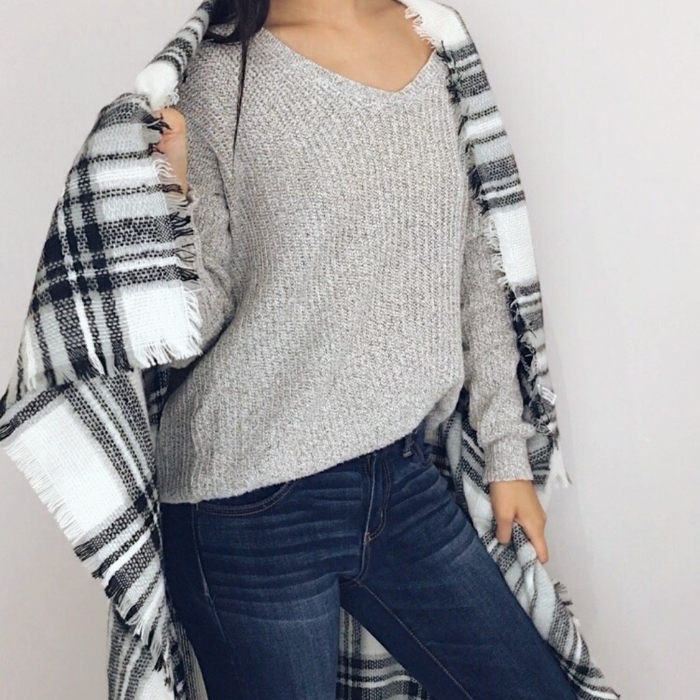 ๐ Juneau - Black + White Plaid Blanket Scarf - Picture 3 of 8
